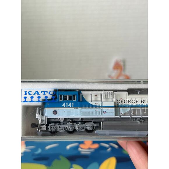 N Scale Kato EMD 176-8411 SD70ACe George Bush #4141 - Picture 5 of 11